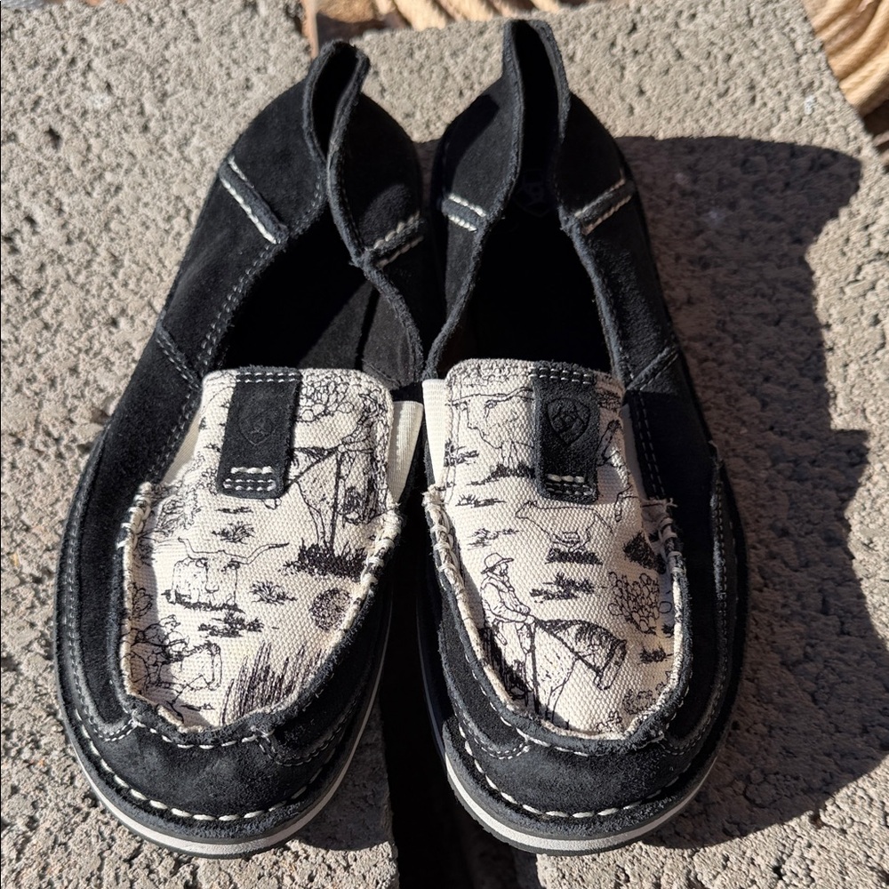 Ariat Black western print leather slippers on shoes. Women’s size 8